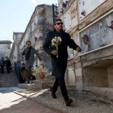Una famiglia perfetta: Sergio Castellitto rincorso al cimitero da Marco Giallini in una scena del film