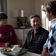 Una famiglia perfetta: Sergio Castellitto sorride a Giacomo Nasta e Lorenzo Zurzolo in una scena del film
