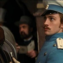 Aaron Johnson nei panni dell'ufficiale di cavalleria Vronsky in una scena di Anna Karenina