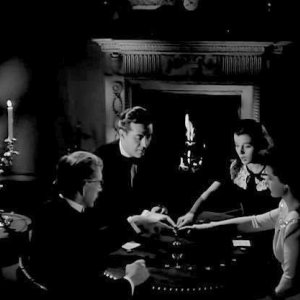 Alan Napier, Ray Milland, Gail Russell e Ruth Hussey in una scena de La casa sulla scogliera