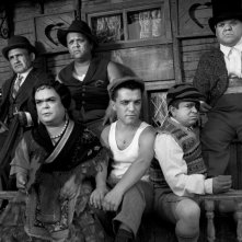 Blancanieves: la compagnia di nani toreri che adotta la sfortunata Carmen in una scena