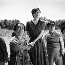 Blancanieves: Macarena Garcìa in una scena con la compagnia di nani toreri che la adotta
