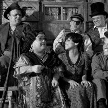Blancanieves: Macarena Garcìa insieme alla compagnia di nani toreri in una scena