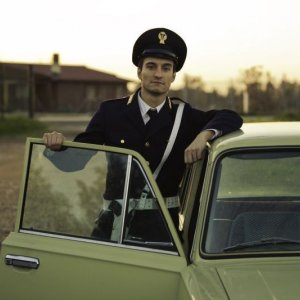 Dimmi che destino avrò: Andrea Dianetti nei panni dell'agente Sanna in una foto sul set