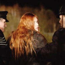 Elle Fanning bloccata dalla polizia in una scena di Ginger & Rosa