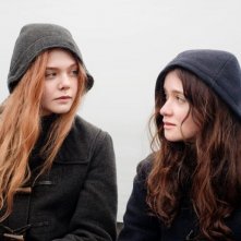 Elle Fanning e Alice Englart in un momento di Ginger & Rosa