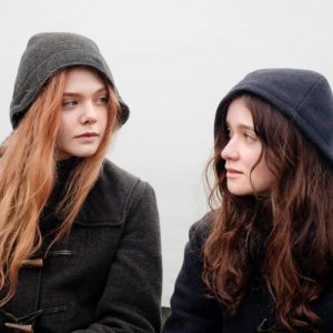 Elle Fanning e Alice Englart in un momento di Ginger & Rosa