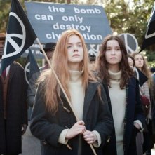 Elle Fanning e Alice Englart in una scena di Ginger & Rosa durante una manifestazione pacifista