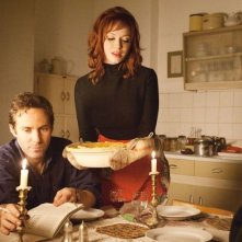 Elle Fanning in una scena di Ginger & Rosa insieme ad Alessandro Nivola e Christina Hendricks