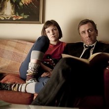 Eloise Laurence e Tim Roth in una scena di Broken