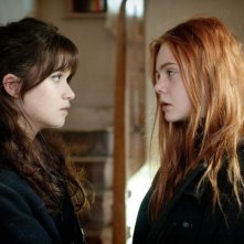 Faccia a faccia tra Elle Fanning e Alice Englart in Ginger & Rosa