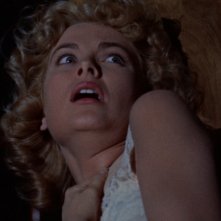 Grace Kelly spaventata in una scena del film Il delitto perfetto