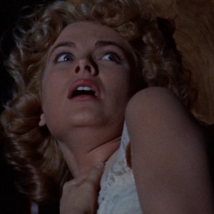 Grace Kelly spaventata in una scena del film Il delitto perfetto