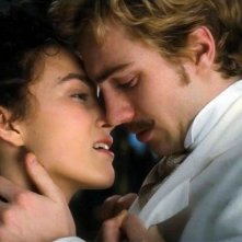 Keira Knightley bacia Aaron Johnson in una scena di Anna Karenina