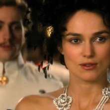 Keira Knightley con Aaron Johnson in una scena di Anna Karenina