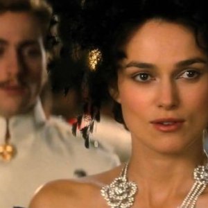 Keira Knightley con Aaron Johnson in una scena di Anna Karenina