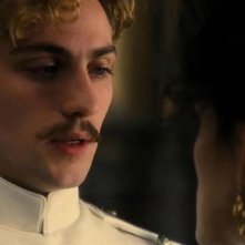 Keira Knightley (di spalle) e Aaron Johnson in una scena di Anna Karenina