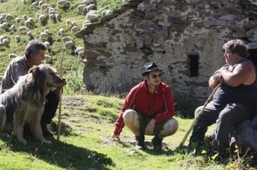 L'ultimo pastore: il regista Marco Bonfanti insieme al pastore Renato Zucchelli sul set