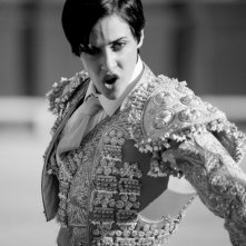 La torera Carmen, interpretata da Macarena Garcia, nell'arena in una scena di Blancanieves
