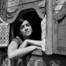 Macarena Garcia in carrozza in una scena di Blancanieves