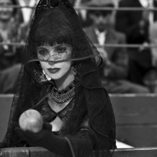 Maribel Verdù è la matrigna con la mela avvelenata in una scena di Blancanieves