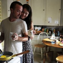 Smashed: i protagonisti Mary Elizabeth Winstead ed Aaron Paul in una tenera scena