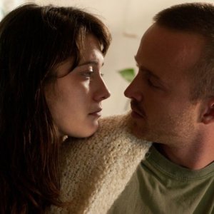 Smashed: Mary Elizabeth Winstead abbraccia teneramente Aaron Paul in una scena