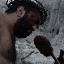 Su Re: Fiorenzo Mattu in una scena del film diretto da Giovanni Columbu sulla Passione di Cristo