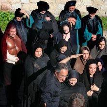 Su Re: il regista Giovanni Columbu sul set guida le comparse per il ciak