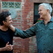 Tentazioni (Ir)resistibili: Mark Ruffalo e Tim Robbins sorridenti in una scena del film