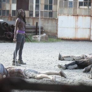 The Walking Dead: Danai Jekesai Gurira in mezzo agli Erranti uccisi, nell'episodio Basta una parola