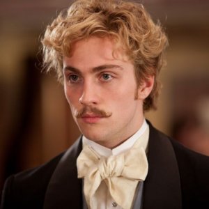 Un bel primo piano di Aaron Johnson in Anna Karenina