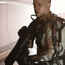 Un'immagine di Matt Damon in tenuta da combattimento in una scena di Elysium