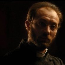 Un irriconoscibile Jude Law protagonista di Anna Karenina