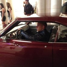 Vin Diesel nella sua auto prima del ciak in The Fast and the Furious 6