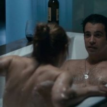 28 Hotel Rooms: Chris Messina e Marin Ireland fanno nella vasca da bagno in una scena del film