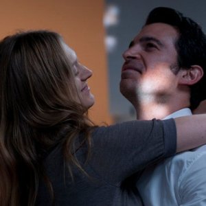 28 Hotel Rooms: Chris Messina e Marin Ireland si abbracciano in una scena del film