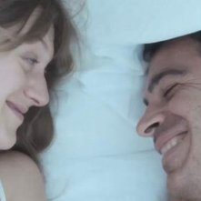 28 Hotel Rooms: Chris Messina e Marin Ireland sorridono in una scena