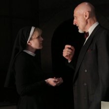 American Horror Story: Lily Rabe con James Cromwell in The Origins of Monstrosity - episodio della seconda stagione