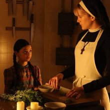 American Horror Story Lily Rabe Con La Piccola Nikki Hahn In The Origins Of Monstrosity Episodio Del 258497