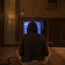 Chained: Eamon Farren di spalle in una scena del film