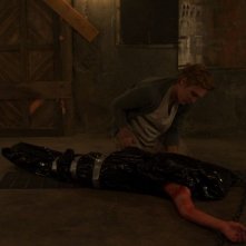 Chained: Eamon Farren in una cruenta scena del film