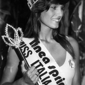 Miss Italia 1987: Mirka Viola con la corona di Miss, che poi le fu tolta