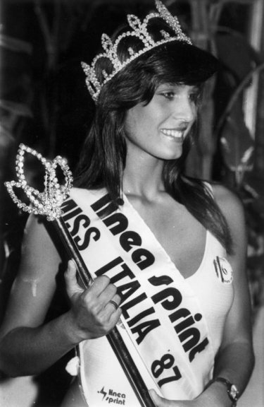 Miss Italia 1987: Mirka Viola con la corona di Miss, che poi le fu tolta