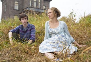 Vera Farmiga e Freddie Highmore in una delle prime immagini per la serie TV Bates Motel