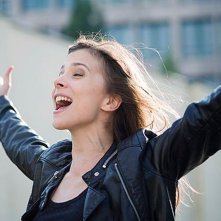 Breaking Horizon: Aylin Tezel in un momento del film