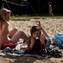 Breaking Horizon: Henrike von Kuick e Aylin Tezel in una scena del film