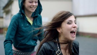Breaking Horizon: la protagonista Aylin Tezel in una scena