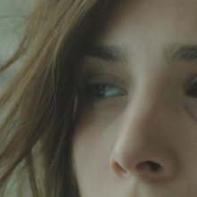 Breaking Horizon: lo sguardo di Aylin Tezel in una scena del film