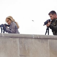 Isabel Lucas e Chris Hemsworth in Red Dawn